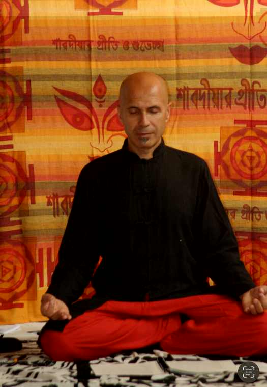 Carlos Claramunt en meditación, postura sentada de yoga