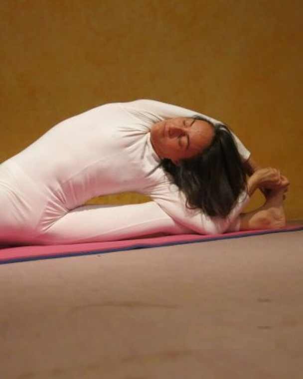 Alumna practicando yoga, nivel medio