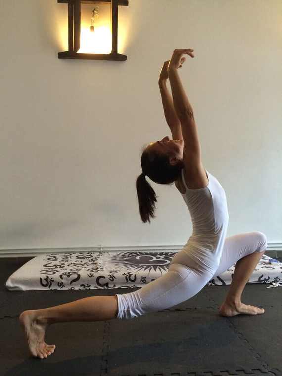 Alumna practicando yoga, nivel avanzado