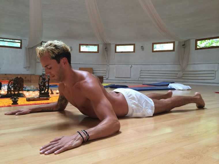 Alumno practicando yoga, postura suave