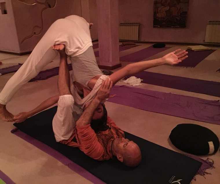 Alumnas practicando yoga en pareja