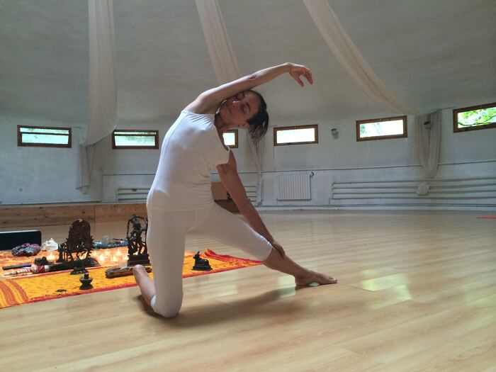 Alumna practicando un estiramiento de yoga